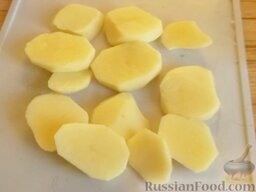 Уха из осетрины: Картофель очистить, вымыть, нарезать кружочками.