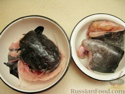 Уха из сома: Рыбу вымыть и разделать. Для этого отрезать голову. Затем отделить филе от костей.