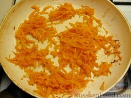 Уха из сома: Отдельно разогреть еще 2 ст. ложки растительного масла. Спассеровать в масле морковь (на среднем огне, помешивая, 10 минут).  Можно пассеровать морковь вместе с луком.