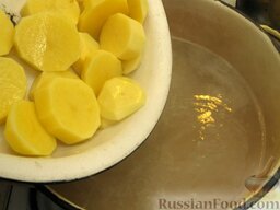 Уха из сома: Бульон довести до кипения, положить в него картофель, варить 15 мин.