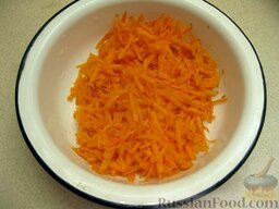 Уха из сома: Морковь очистить, вымыть, натереть на крупной терке.