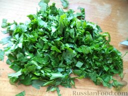 Салат из огурцов «Аппетитная закусочка»: Помыть и мелко нарезать зелень петрушки.