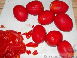 Огурцы в томатной заливке: Как приготовить огурцы в томатной заливке:    Сначала готовится томатная заливка для огурцов. Помидоры нужно ошпарить кипятком. Снять кожицу.