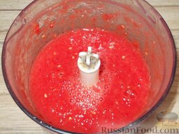 Огурцы в томатной заливке: Подготовленные помидоры пропустить через мясорубку или измельчить процессором.