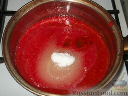 Огурцы в томатной заливке: Добавить растительное масло, сахарный песок, соль.