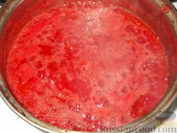 Огурцы в томатной заливке: Довести до кипения и варить 10 минут.