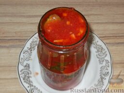 Огурцы в томатной заливке: Простерилизовать банки.    Огурцы в томате разложить в стерилизованные банки, закатать.