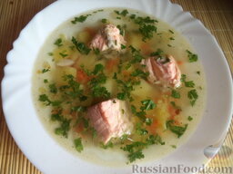 Суп из семги: Готовый суп с семгой разлить по тарелкам, посыпать зеленью петрушки.  Приятного аппетита!