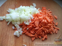 Суп из семги: Лук очистить, вымыть, нарезать кубиками или полукольцами. Морковь очистить, вымыть, нарезать брусочками или кружочками.