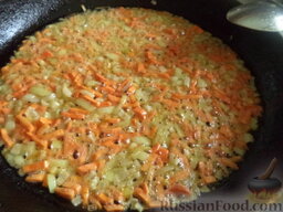 Суп из семги: В горячее масло выложить лук и морковь. Морковь и лук обжарить в сливочном масле до золотистого цвета на среднем огне, помешивая, 2-3 минуты.