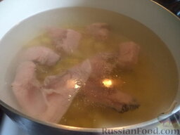 Суп из семги: Семгу и картофель положить в кастрюлю, залить 1 л воды, посолить. Поставить на огонь и довести до кипения.