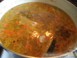 Суп из семги: Затем добавить обжаренные овощи и лавровый лист, варить еще 5 минут. Суп из семги готов.