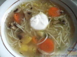 Грибной суп с вермишелью: Суп разлить по тарелкам, заправить сметаной (или сливками), посыпать зеленью петрушки.  Приятного аппетита!