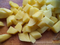 Грибной суп с вермишелью: Картофель очистить, вымыть, нарезать небольшими кубиками.