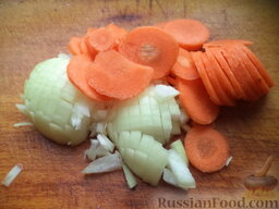 Грибной суп с вермишелью: Лук очистить, вымыть, мелко нарезать. Морковь очистить, вымыть, нарезать кружочками.