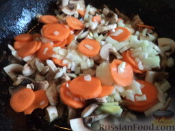 Грибной суп с вермишелью: Разогреть сковороду, налить растительное масло. В горячее масло выложить лук, грибы и морковь.