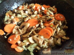 Грибной суп с вермишелью: Морковь, лук и шампиньоны жарить на сковороде в растительном масле 5 минут на среднем огне, помешивая.