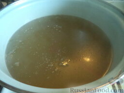 Грибной суп с вермишелью: В воде растворить бульонный кубик. Бульон довести до кипения, положить в него картофель, варить 15 минут.