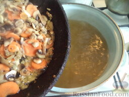 Грибной суп с вермишелью: Добавить вермишель, лавровый лист, обжаренные овощи и грибы.