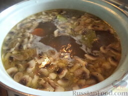 Грибной суп с вермишелью: Посолить, поперчить, варить до готовности вермишели (около 5 минут). Грибной суп с вермишелью готов.
