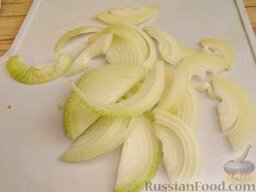 Салат из перца и фасоли: Лук нарезать полукольцами.
