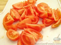 Салат из перца и фасоли: Вымыть помидоры, нарезать дольками.