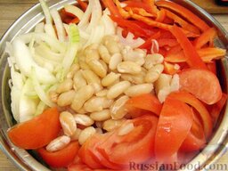 Салат из перца и фасоли: В большой миске перемешать перец, лук, помидоры и фасоль.
