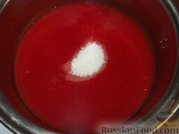 Болгарское лечо: Как приготовить лечо из болгарского перца на томатном соке:    Главное в нашем рецепте болгарского лечо – маринад. Чтобы его приготовить, нужно смешать томатный сок с уксусом, сахаром и солью.