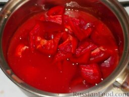Болгарское лечо: Переложить перец в томатный маринад. Варить перец в маринаде, пока он не станет мягким и желтоватым ( примерно 10 – 15 мин.).