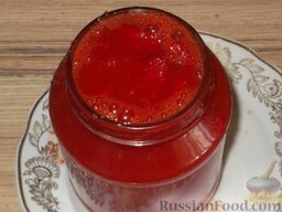 Болгарское лечо: Затем болгарское лечо на томатном соке разложить по банкам и закатать.