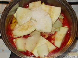 Кабачки «Тещин язык»: Измельченные помидоры и сладкий перец довести до кипения. В кипящую томатную массу положить «язычки» из кабачков. Добавить масло, соль, сахар и варить 30 минут.