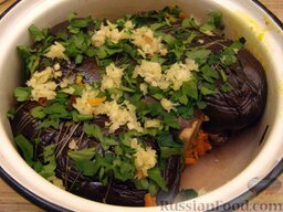 Баклажаны квашеные, фаршированные морковью: Выложить в кастрюлю, посыпать отложенными петрушкой и чесноком.