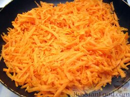 Баклажаны квашеные, фаршированные морковью: На сковороду влить 3 ст. ложки растительного масла. Выложить морковь, на среднем огне протушить до готовности (10 мин.)