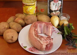 Свиные ребрышки, запеченные в духовке: Для приготовления свиных ребрышек в духовке по этому рецепту понадобятся: свиные ребра, картофель, лук, соль, перец, растительное масло и базилик.