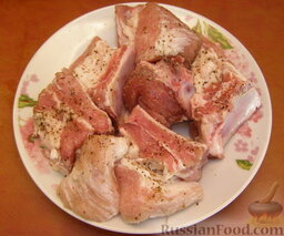 Свиные ребрышки, запеченные в духовке: Свиные ребрышки промыть, нарубить, натереть солью и перцем.