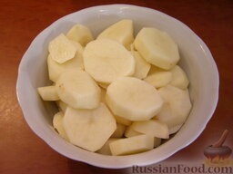 Свиные ребрышки, запеченные в духовке: Картофель очистить, вымыть, нарезать кружочками.