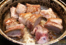 Свиные ребрышки, запеченные в духовке: Включить духовку для разогрева.  Разогреть в сковороде растительное масло. Свиные ребрышки обжарить до золотистого цвета (3-4 минуты с каждой стороны).