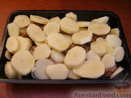 Свиные ребрышки, запеченные в духовке: Ребрышки переложить в форму для запекания. Сверху выложить лук и картофель, посолить, добавить бульон.