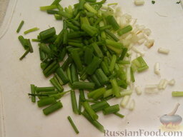Шашлык из свинины, маринованной в кефире: Зеленый лук вымыть, мелко нарезать.