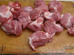 Шашлык из свинины, маринованной в кефире: Мясо промыть, нарезать небольшими кусочками.