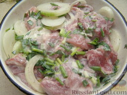 Шашлык из свинины, маринованной в кефире: Залить кефиром.  Мариновать свинину в кефире в течение 2 часов.