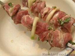 Шашлык из свинины, маринованной в кефире: Нанизать свинину, маринованную в кефире, на шампуры (можно вперемешку с луком).
