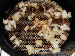 Икра из кабачков: На сковороде разогреть 1 ст. ложку растительного масла. Выложить лук и, помешивая, обжаривать его до золотистого цвета (5-7 минут).