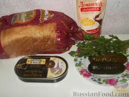 Бутерброды со шпротами и маринованным огурцом: Подготовить продукты для бутербродов со шпротами и огурцом.