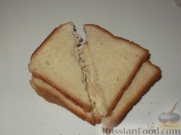 Бутерброды со шпротами и маринованным огурцом: Как приготовить бутерброды со шпротами и огурцом:    Хлеб нарезать. Если у вас тостовый хлеб, кусочки нужно разрезать по диагонали.