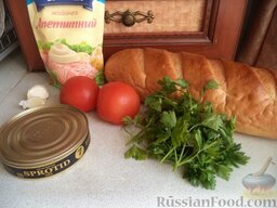 Бутерброды со шпротами и помидором: Продукты для бутербродов со шпротами и помидорами перед вами.