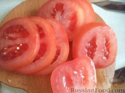 Бутерброды со шпротами и помидором: Помидор вымыть, нарезать тонкими кружочками.