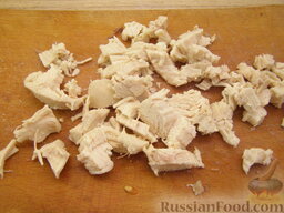 Салат "Царский": Куриное филе нарезают небольшими кусочками.