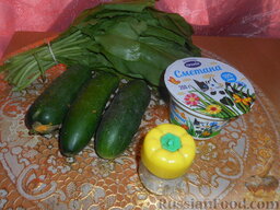 Салат из огурцов и щавеля: Подготовить ингредиенты для приготовления салата из щавеля с огурцами.