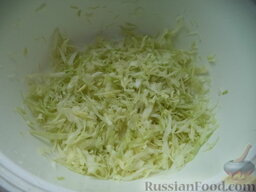 Салат из белокочанной капусты, огурцов и редиса: Выложить в миску капусту, посолить, перетереть с солью.